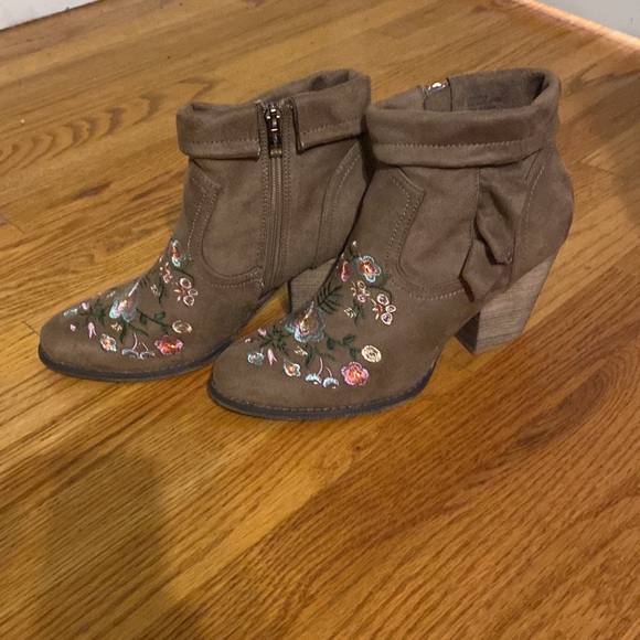 Womens size 9 brown flower embroidered bootie - Picture 3 of 5